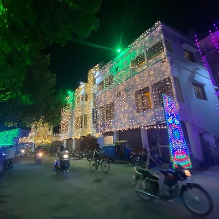 Hotel & Lodge Pankajini ボルプル エクステリア 写真
