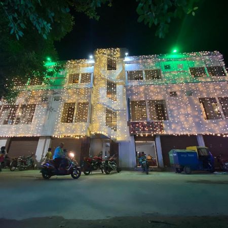 Hotel & Lodge Pankajini ボルプル エクステリア 写真